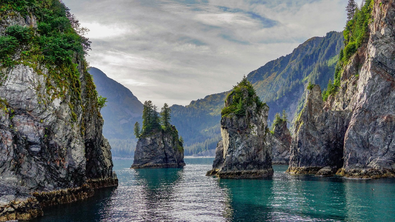 崎岖山峰与野性水域